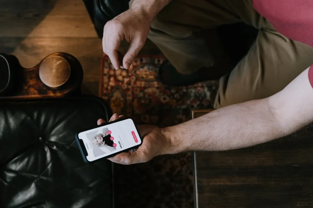 Cinco aplicaciones tipo tinder para trabajar y aprender