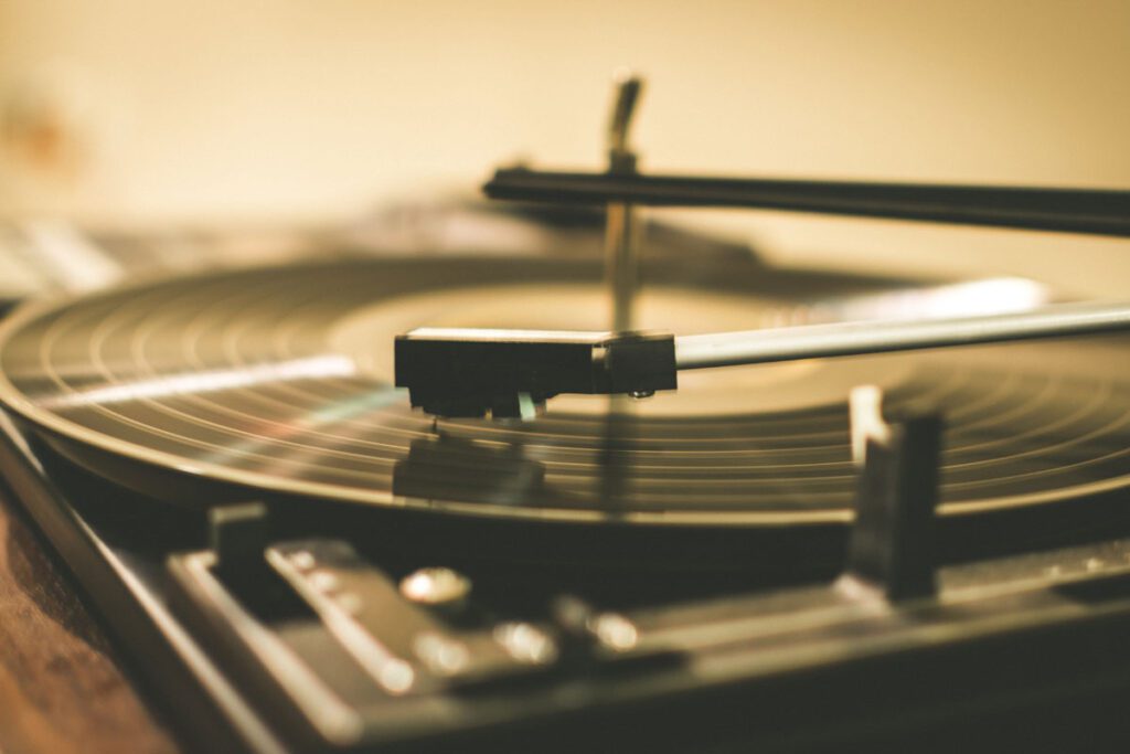 La ruta de los vinilos en bogotá: seis tiendas para desempolvar el tocadiscos