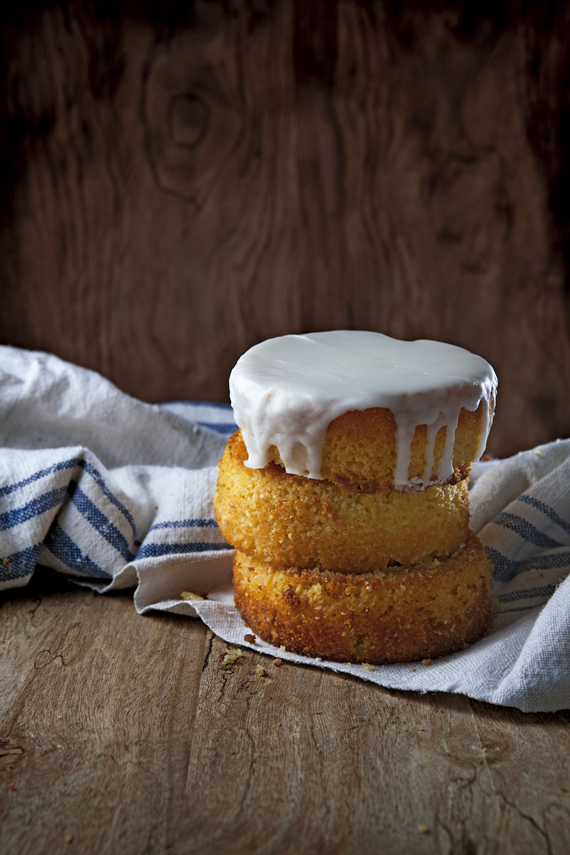 Receta para preparar una torta de banano y calabacín, ponqué de almendras y una handwa Receta para preparar una torta de banano y calabacín, ponqué de almendras y una handwa