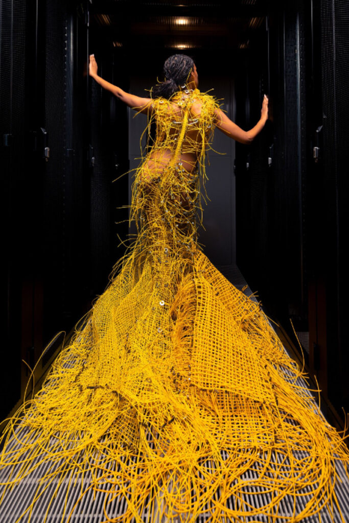 Maximilian raynor diseñó un vestido inspirado en internet Maximilian raynor