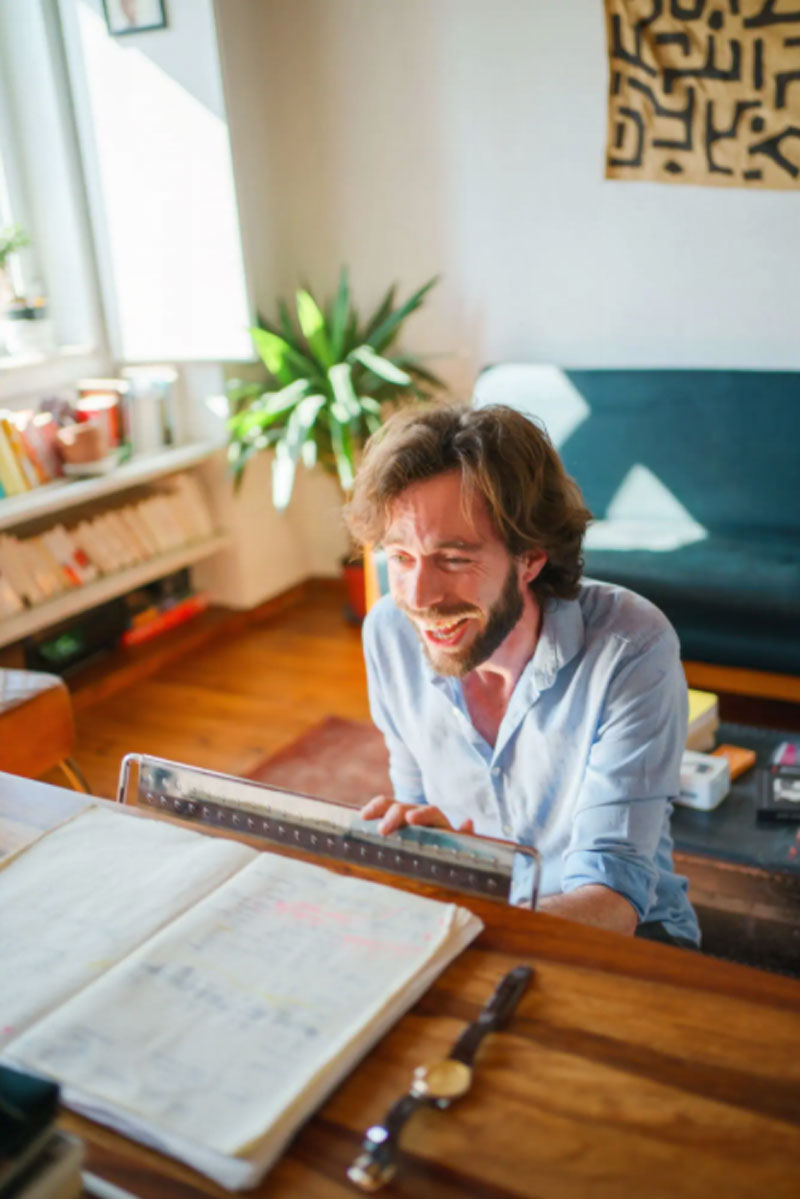 Citas, clases de yoga, coctelería y otros planes virtuales con Airbnb yoga de la risa, Airbnb