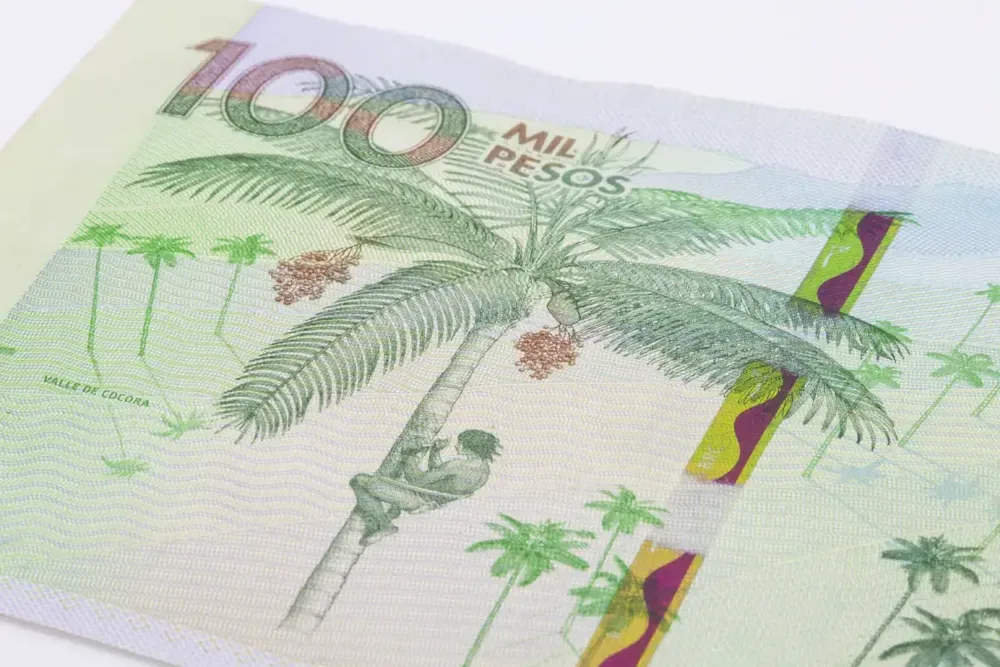 Cinco claves para identificar un billete de cien mil pesos falso