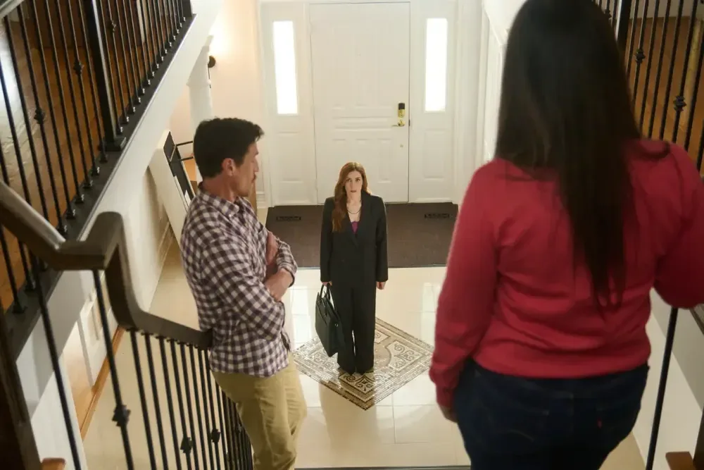 “hay demasiada energía en este mundo como para negar lo paranormal” dice sarah levy, co protagonista de surrealestate