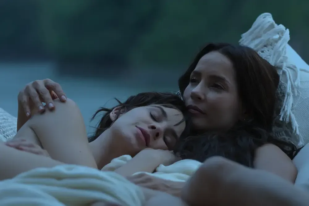 ¿qué secretos ocultan silvia, sonia y lorenzo, los protagonistas de la huésped?