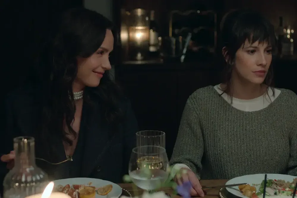 ¿qué secretos ocultan silvia, sonia y lorenzo, los protagonistas de la huésped?