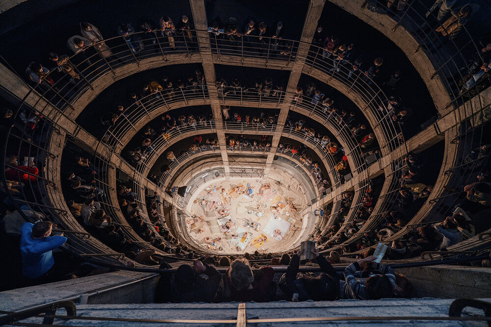 Sun & sea’: la innovadora ópera-performance que triunfó en bogotá llega a medellín con un mensaje ambiental