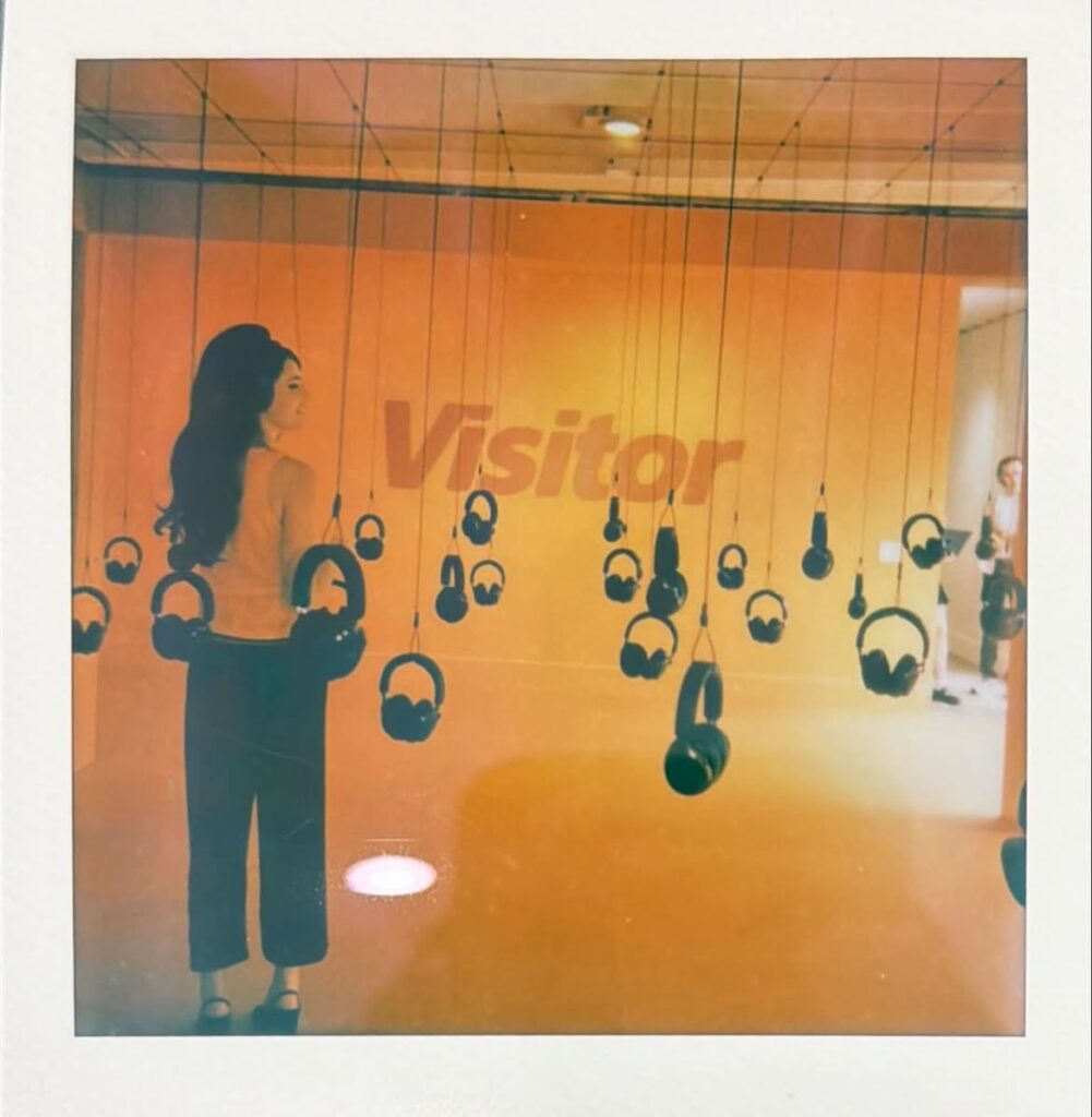 Sienna spiro debuta con visitor, un álbum que convierte la fragilidad en un universo de soul y pop sinfónico Sienna spiro debuta con visitor, un álbum que convierte la fragilidad en un universo de soul y pop sinfónico