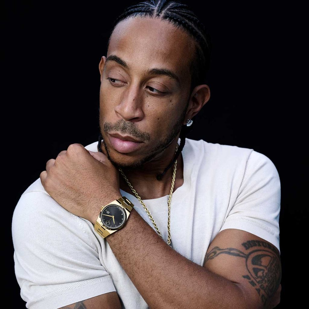 Movado llega a colombia: el lujo suizo minimalista redefine el tiempo con kevin's joyeros El rapero global ludacris, protagonista de la renovación de imagen movado, luce el icónico bold quest con diseño de ondas sonoras de "stand up