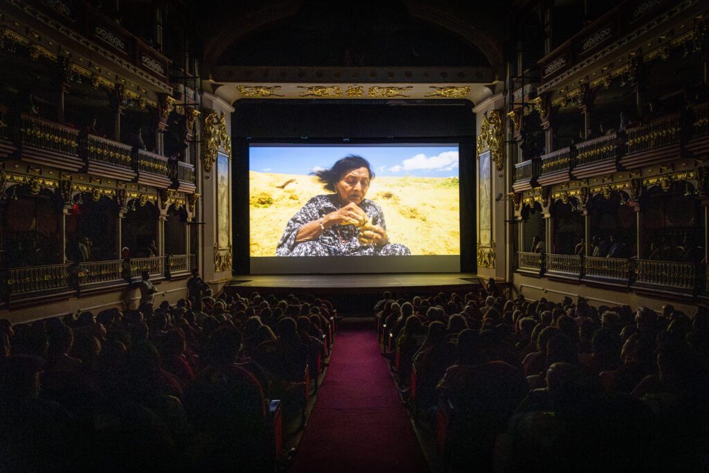 Cuando el cine se veía desde los árboles: la historia detrás del ficci