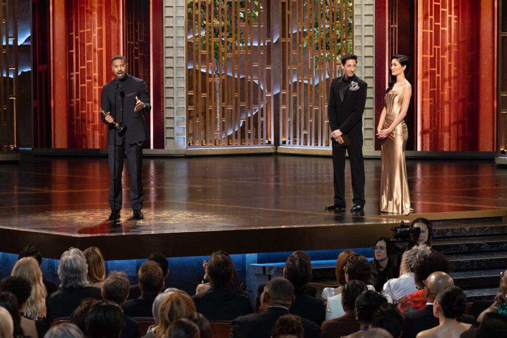 Premios óscar 2026: lista completa de ganadores y en dónde ver las películas Michael b. Jordan acepta el óscar a mejor actor en la entrega de los premios óscar 2026.