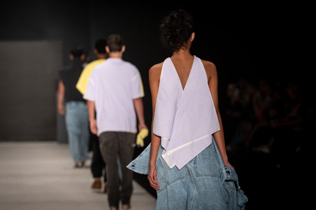 La geometría versátil de camilo álvarez debuta en bogotá fashion week La geometría versátil de camilo álvarez debuta en bogotá fashion week
