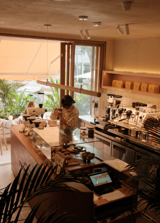 Dos cafés colombianos quedaron entre las 100 mejores cafeterías del mundo Mujer sirviendo café en su local