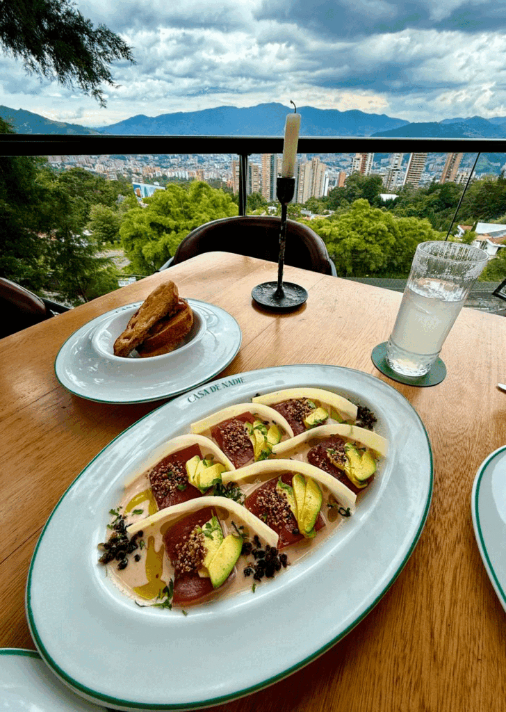 El poblado alto: el nuevo polo gastronómico y de miradores en medellín El poblado alto