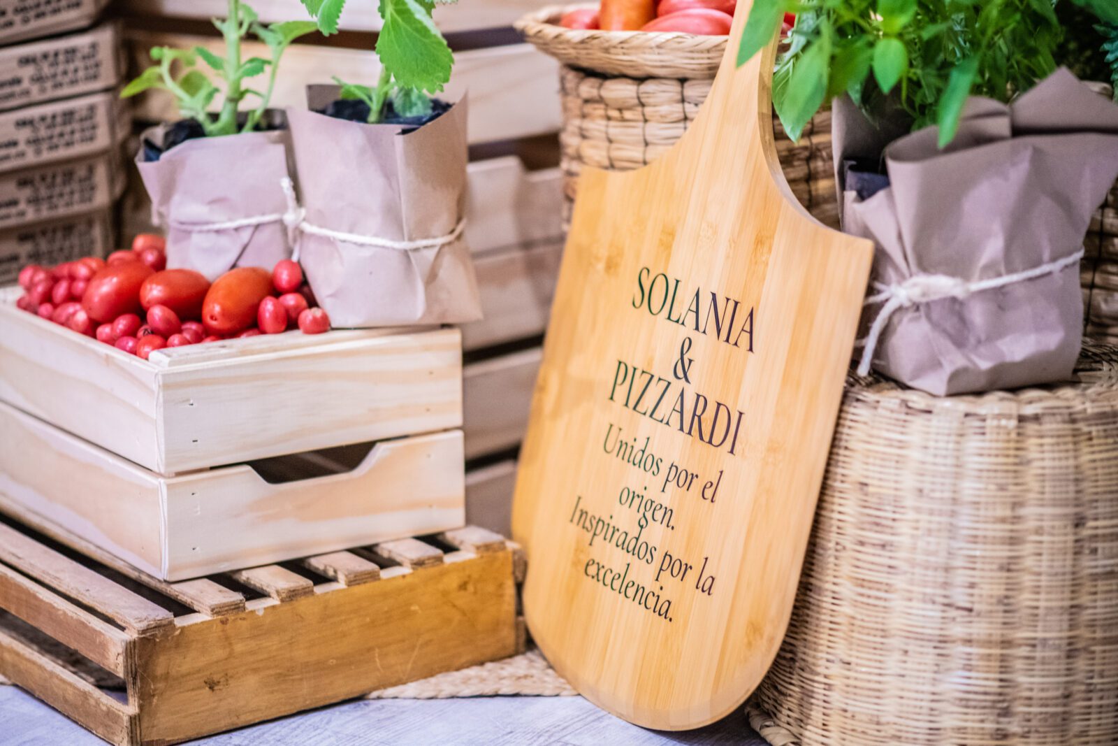 San Marzano DOP de Solania, importado por Pizzardi, se cultiva exclusivamente en las tierras volcánicas del Vesubio y cuenta con certificación europea de denominación de origen.