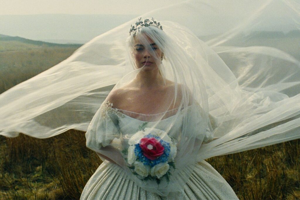 'cumbres borrascosas': todas las locaciones donde se grabó la nueva película de margot robbie y jacob elordi Margot robbie usa un vestido de novia en una de las escenas como cathy en la nueva versión de 'cumbres borrascosas', dirigida por emerald fennell.