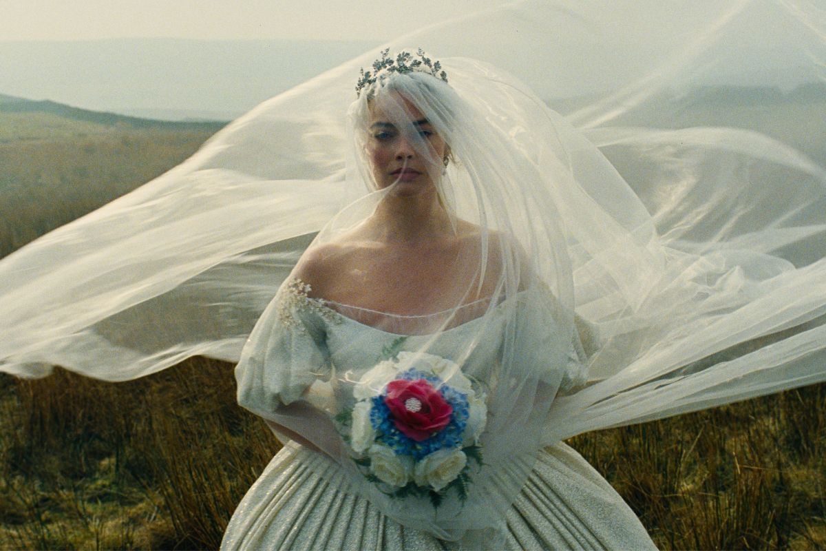 Margot Robbie usa un vestido de novia en una de las escenas como Cathy en la nueva versión de 'Cumbres borrascosas', dirigida por Emerald Fennell.