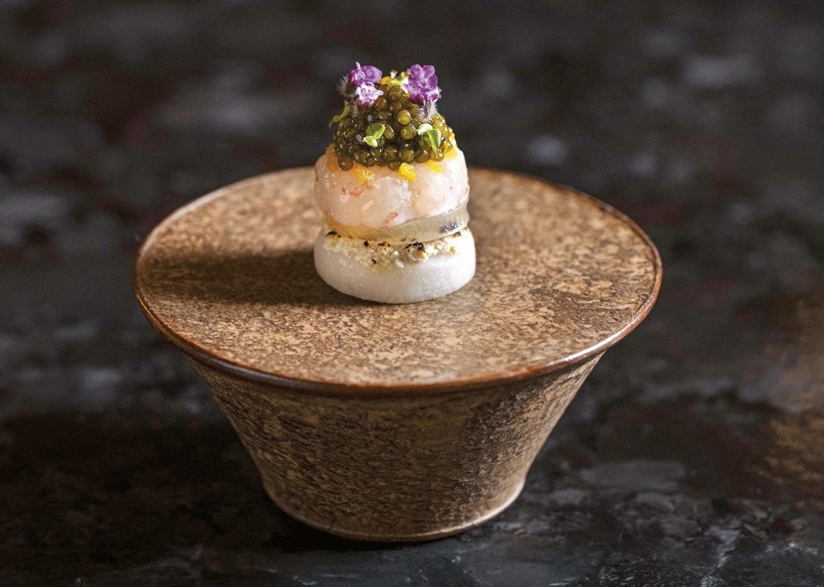 Langostino con nabo hakurei y fava jang, uno de los platos del menú de degustación de Atomix.
