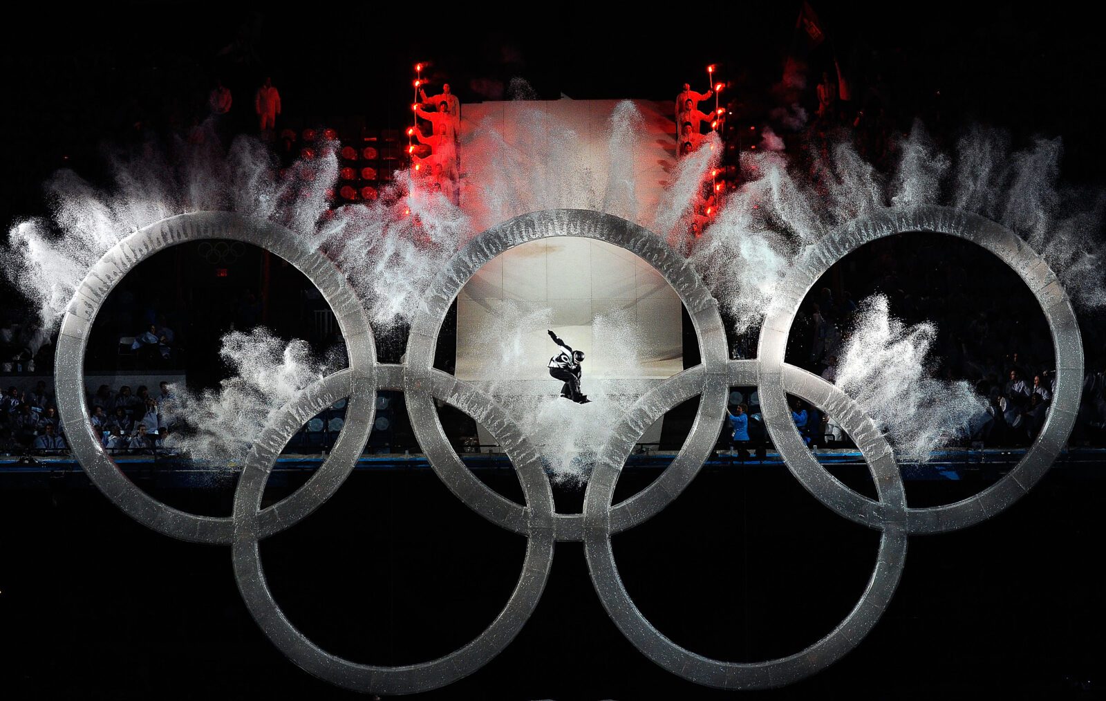 Foto de un snowboarder a través del logo de las olimpiadas