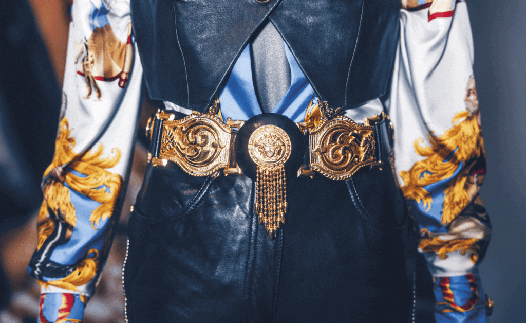 La medusa, esa sacerdotisa mitológica de cabellos de serpiente, que petrificaba a aquel que la mirara a los ojos, es el lobro de la marca de versace. Foto cortesía gianni versace retrospective - museo maillol / emma birski.