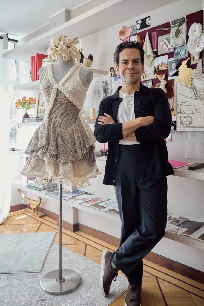 Juan pablo socarrás eleva el legado de la artista matilde díaz en una colección que recorre américa latina La colección incluye vestidos, faldas amplias, bordados a mano, tejidos ancestrales, ruanas transformadas en caftanes y piezas en fibras naturales. Crédito: isabella garzón.