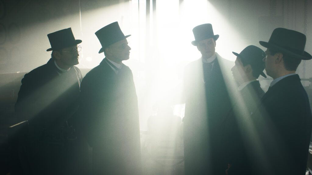 "hoy todos estamos atrapados en eso tan oscuro llamado 'burocracia'”: creadores de la serie de kafka revelan por qué el escritor predijo nuestro presente