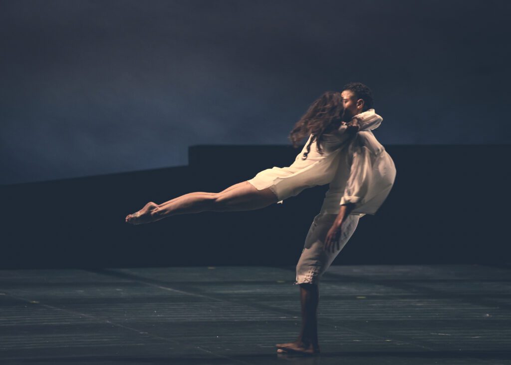 Cuando el amor se vuelve gesto: el beso que hizo historia en el ballet contemporáneo Cuando el amor se vuelve gesto: el beso que hizo historia en el ballet contemporáneo
