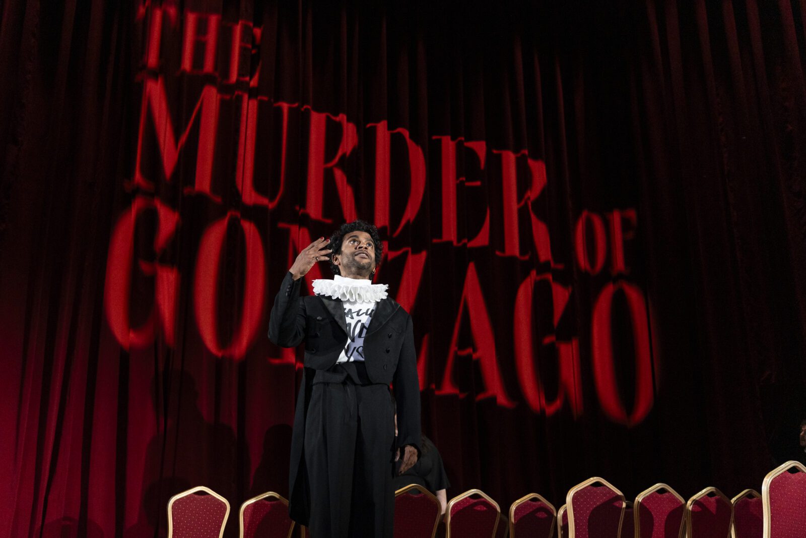 Teatro británico llega a las salas de cine colombianas con diez montajes del National Theatre Live, protagonizados por figuras como Helen Mirren, Benedict Cumberbatch y Sandra Oh.