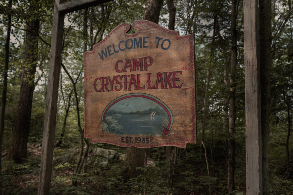 Linda cardellini ingresa al mundo del slasher en crystal lake, la nueva serie del universo viernes 13 Crystal lake