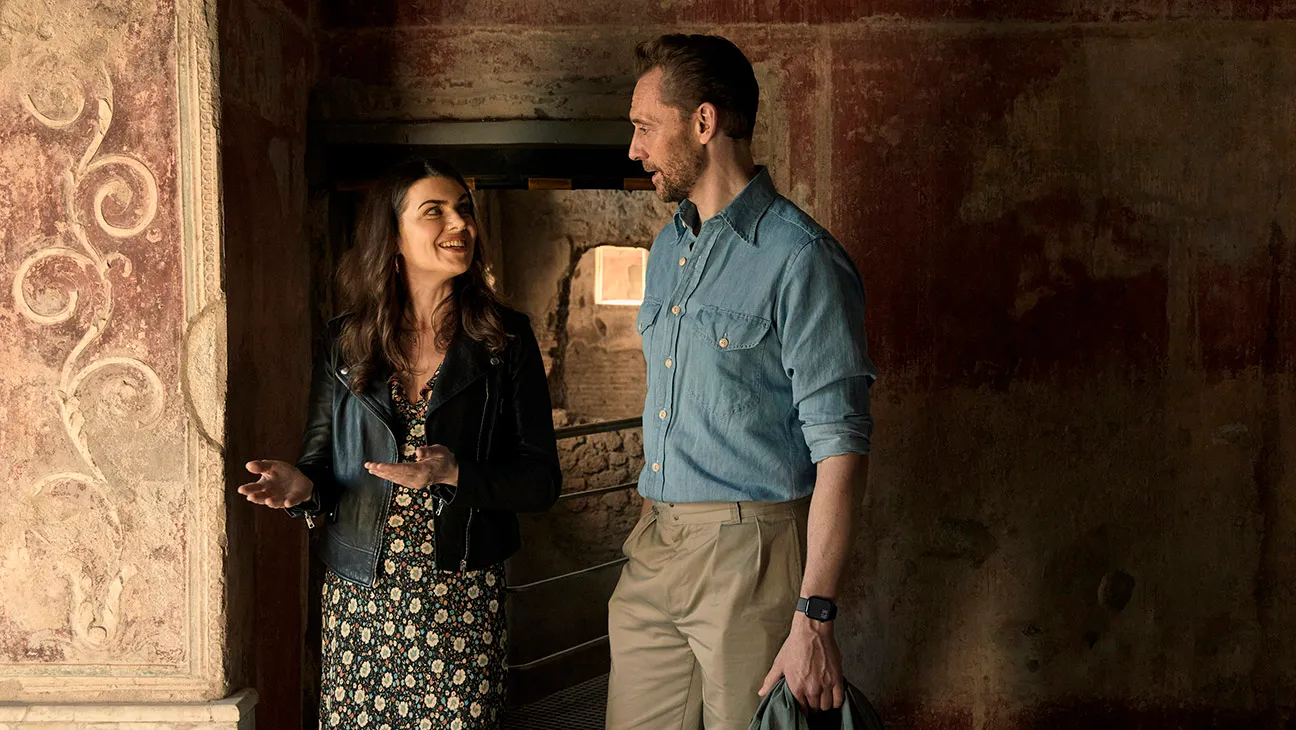 La docuserie Pompeya: Más allá del tiempo acompaña a Tom Hiddleston en un recorrido por la antigua ciudad romana junto a arqueólogos, historiadores y geólogos para reconstruir las historias detrás de la erupción del Vesubio.