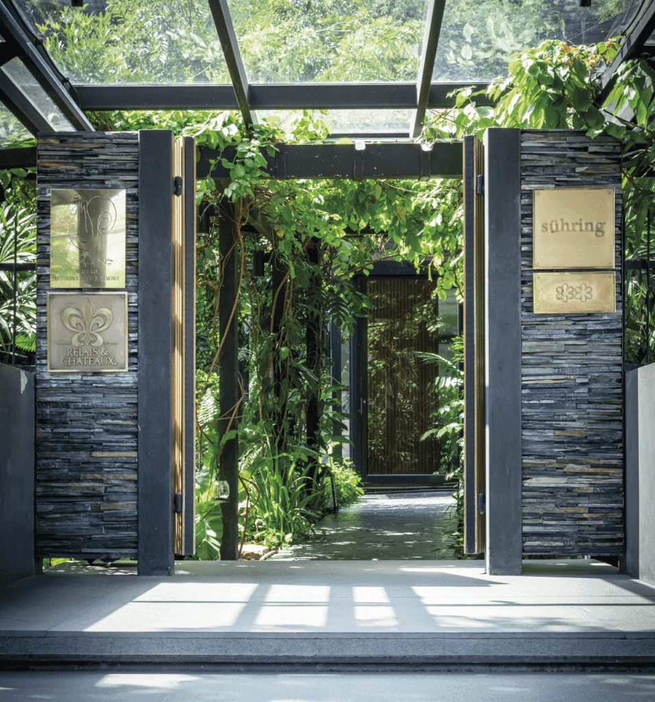 Sühring: los gemelos que reinventaron la cocina alemana en tailandia y conquistaron las 3 estrellas michelin El restaurante ofrece un espacio muy tranquilo, con un frondoso jardín.