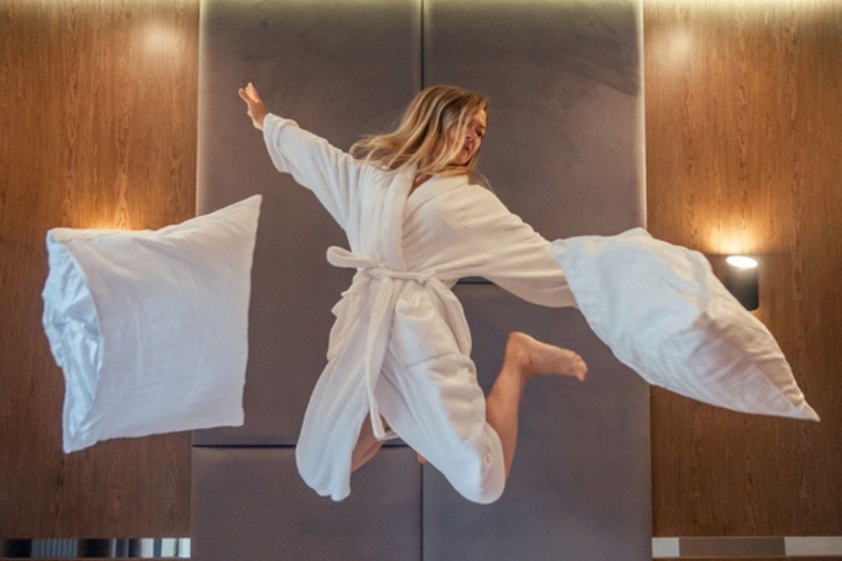 Mujer en hotel staycation