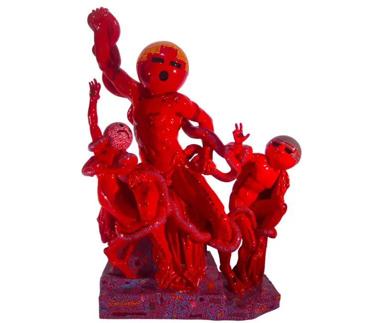 Escultura roja con figuras abstractas.