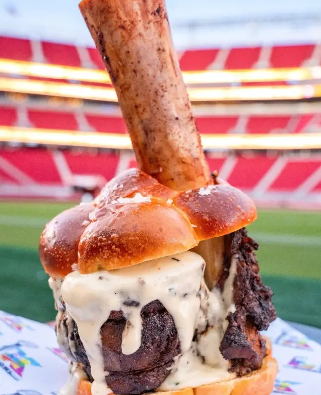 Esta es la hamburguesa de 2 kilos y 180 dólares que se vendió en el Super Bowl LX