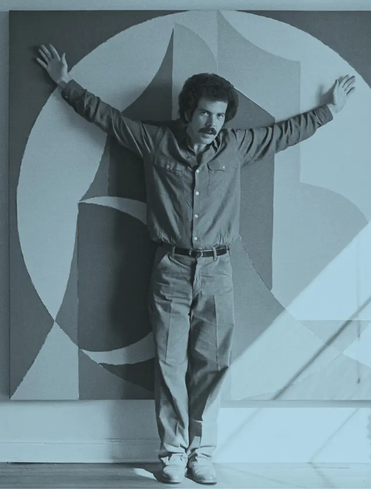 Hernando "Momo" del Villar frente a su obra Ciudad Sagrada en 1981. Foto Óscar Monsalve. Cortesía archivo Óscar Monsalve.