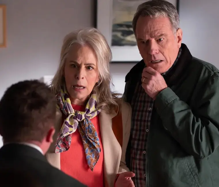 Pareja conversando con otra persona.