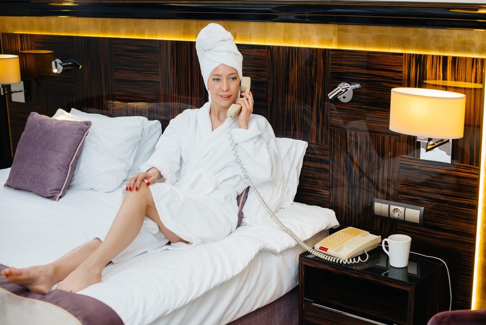 Mujer en hotel durante una Staycation