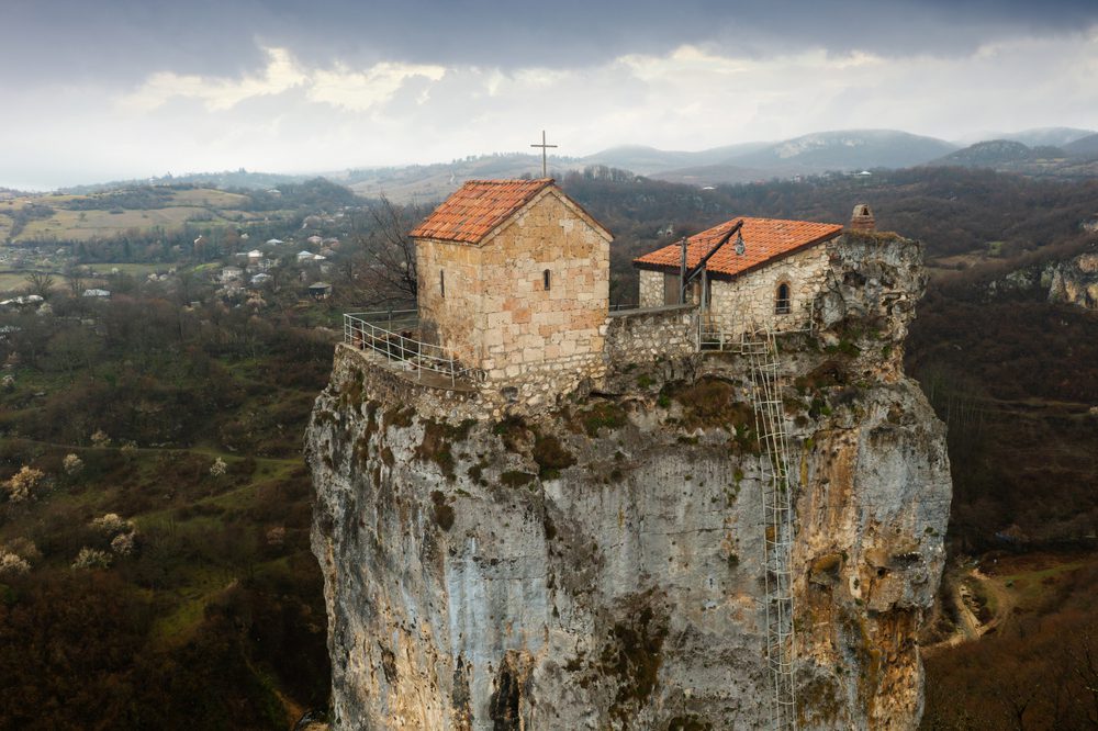 4 lugares construidos en las alturas místicos que desafían al vértigo 4 lugares construidos en las alturas místicos que desafían al vértigo