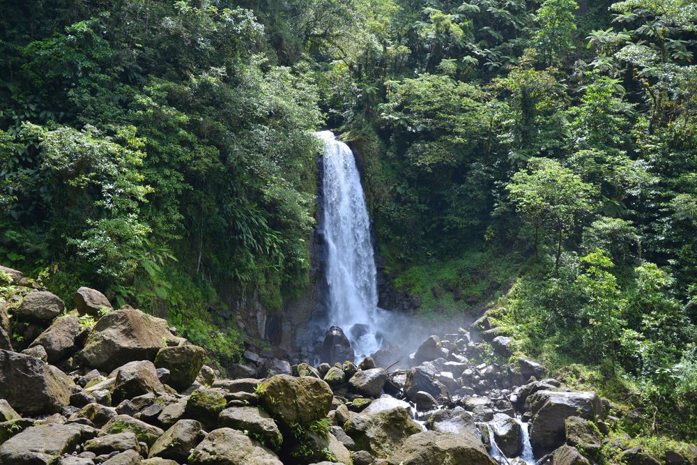 Destino romántico: 9 mejores lugares para viajar en pareja Dominica caribe