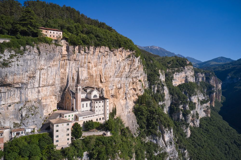 5 monasterios y templos construidos en acantilados que desafían la altura Monasterios