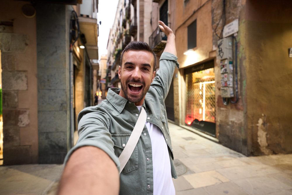 "me lo merezo": por qué cada vez más colombianos usan el viaje como recompensa personal Joven de viaje solo