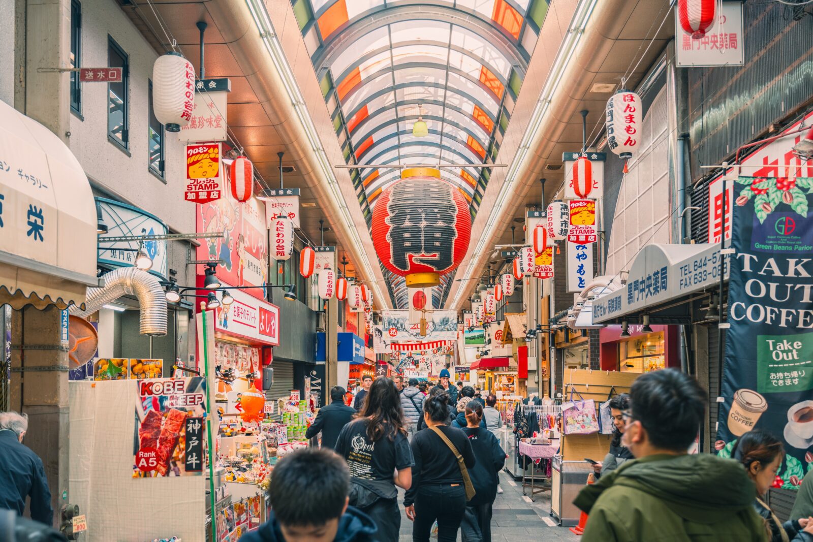 Mercados, restaurantes escondidos y comida callejera hacen parte de las experiencias que Travel Trends 2026 asocia con las nuevas formas de viajar impulsadas por la gastronomía. Crédito: Booking.com.