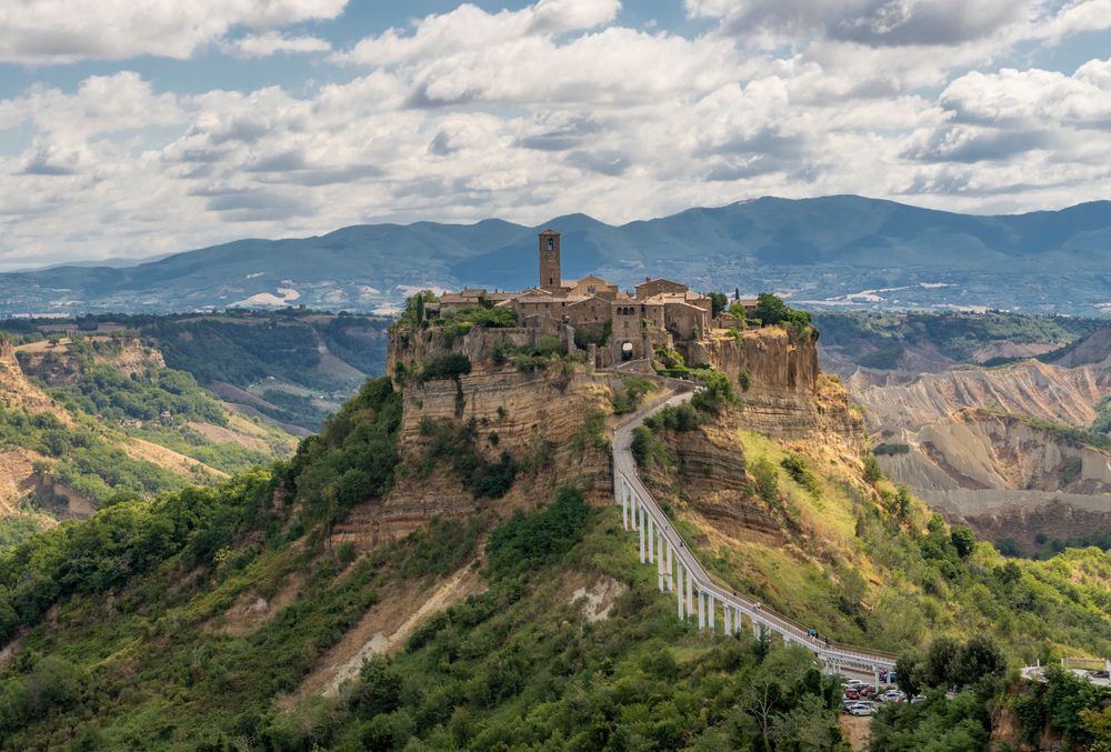 4 lugares construidos en las alturas místicos que desafían al vértigo 4 lugares construidos en las alturas místicos que desafían al vértigo
