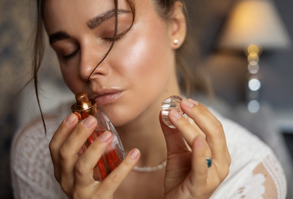 Mujer con perfume layering de perfumes