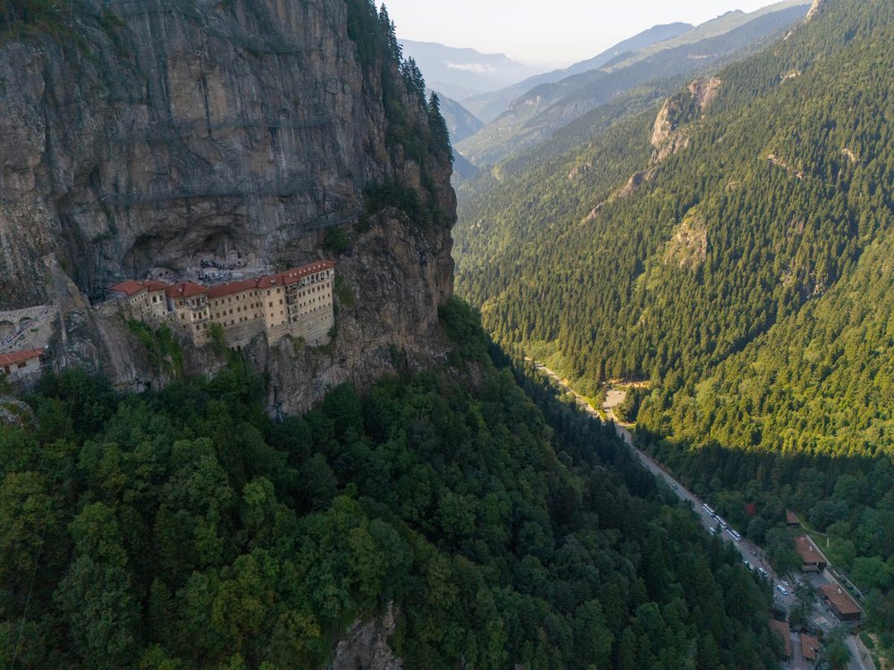 5 monasterios y templos construidos en acantilados que desafían la altura Monasterios