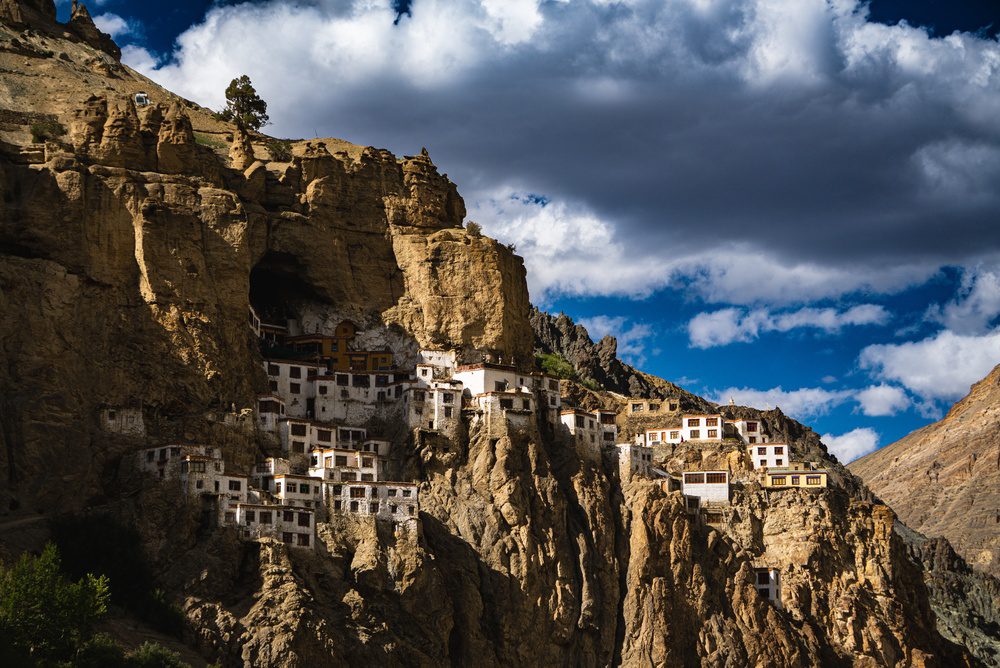 5 monasterios y templos construidos en acantilados que desafían la altura Monasterios