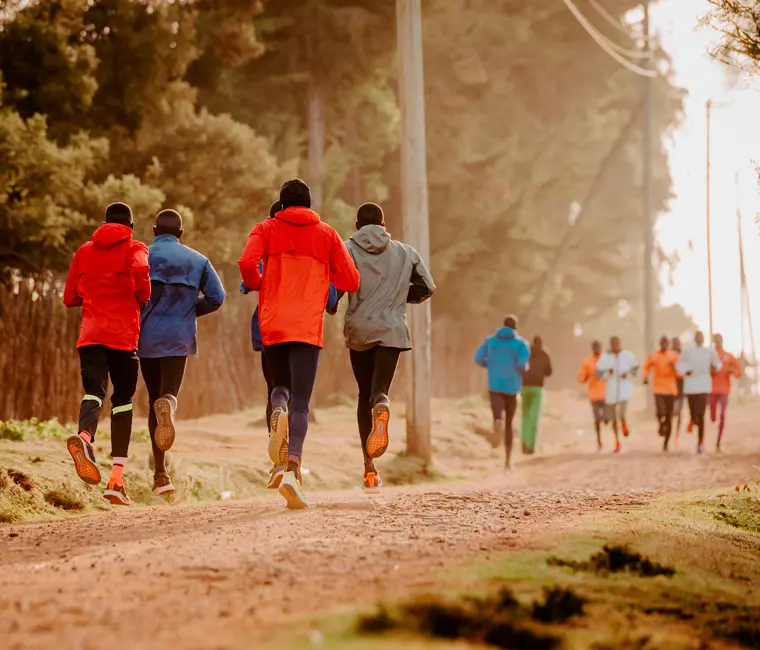 Corredores entrenando en la naturaleza