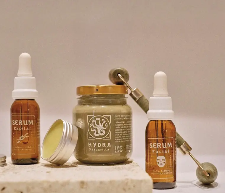 "hay que encontrar la divinidad en todo": así es la historia de andrea medina, creadora de yerbatería